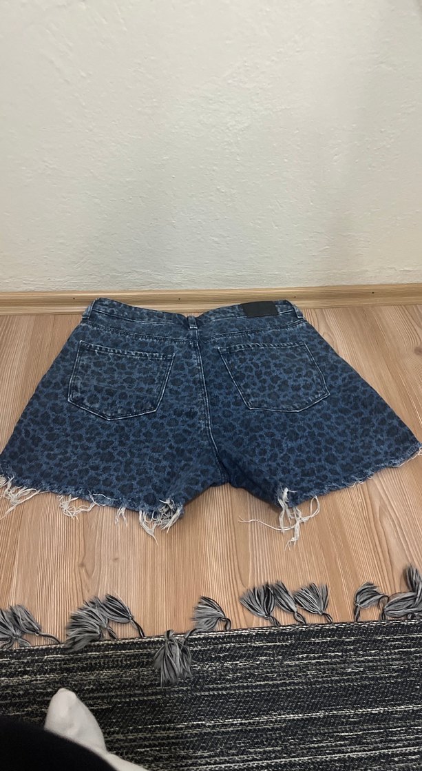 Siyah Desenli Salaş Mini Denim Şort - Görsel 4