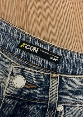 Gri Mini Kot Şort - Rahat Kesim - Görsel 3