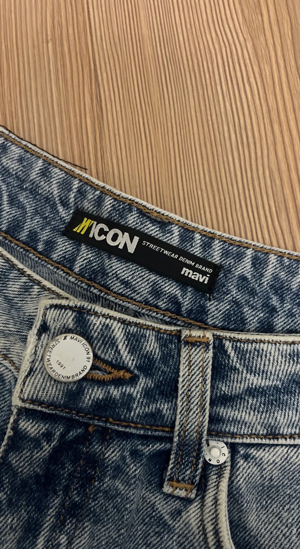 Gri Mini Kot Şort - Rahat Kesim - Görsel 3