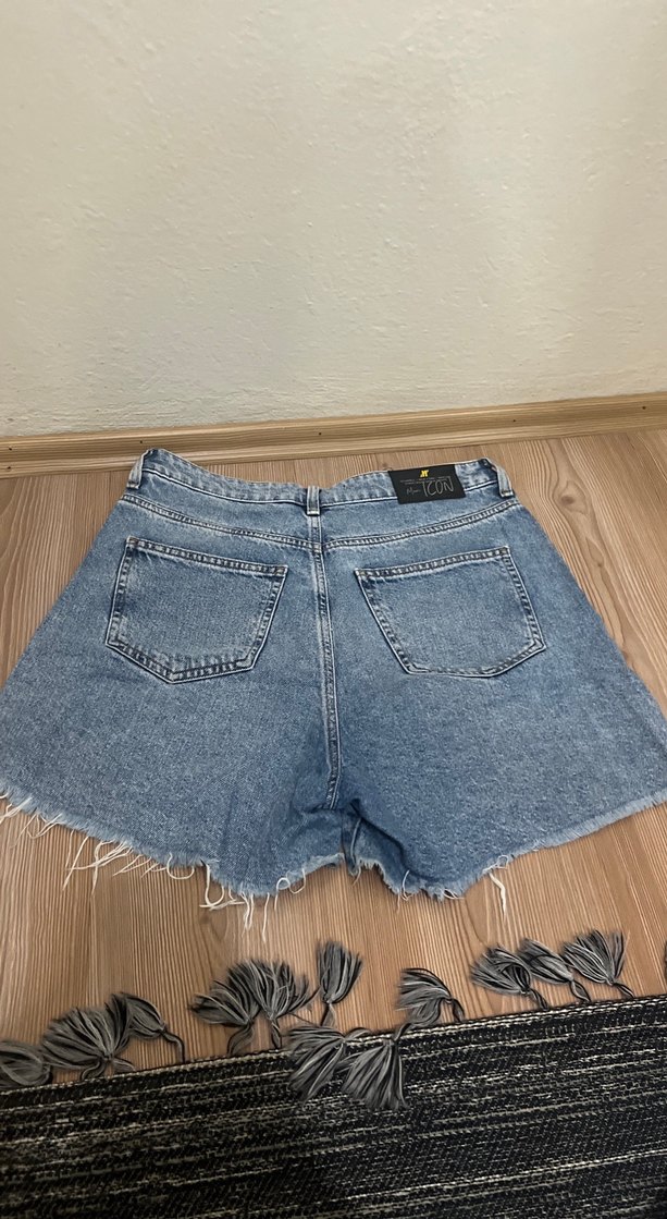 Gri Mini Kot Şort - Rahat Kesim - Görsel 5