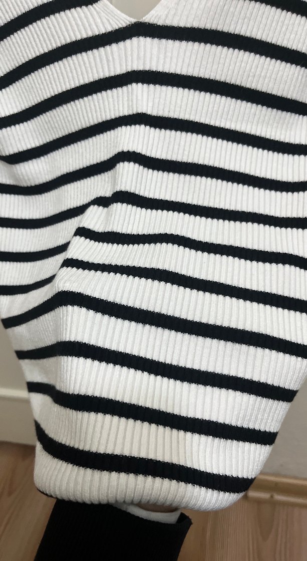 V Yaka Çizgili Kadın Triko Atlet - Görsel 3