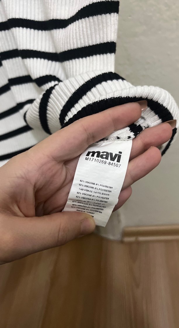 V Yaka Çizgili Kadın Triko Atlet - Görsel 5