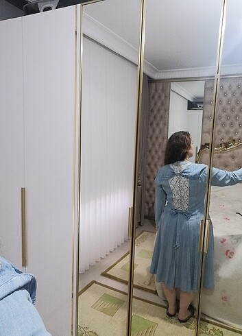 Kot arkası fiyonk ve dantel detaylı elbise 
