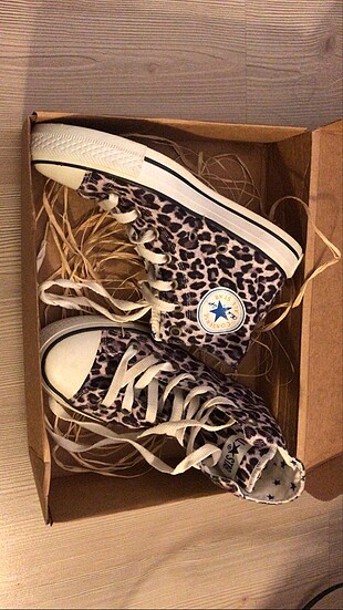 bir kere giyilmiş tabanlarıda temiz leopar desen converse artık 