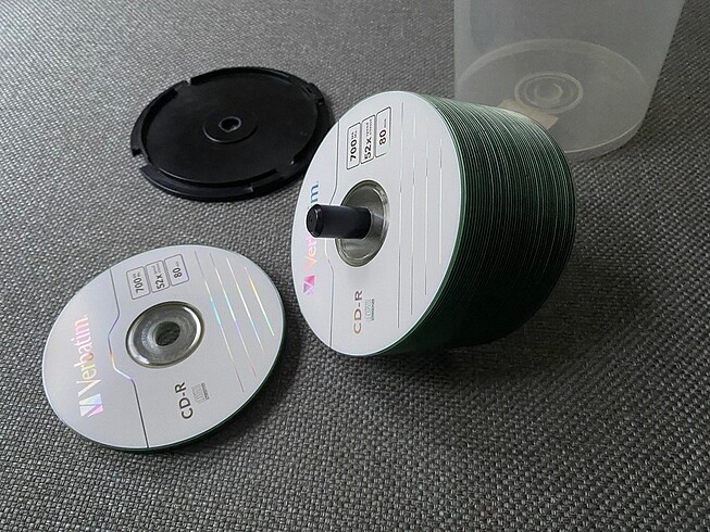 50 adet boş CD 52x 700mb, 9 adet kadarında az miktarda kılcal çi