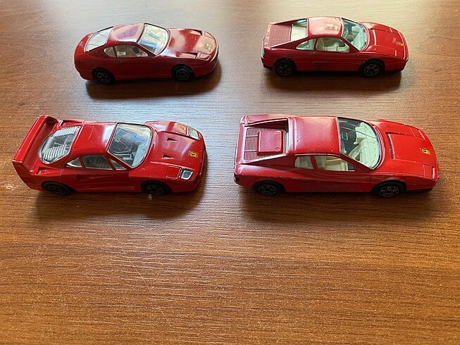 Beden Renk 1/43 ölçekli Ferrari modelleri 3 adet, Burago üretici