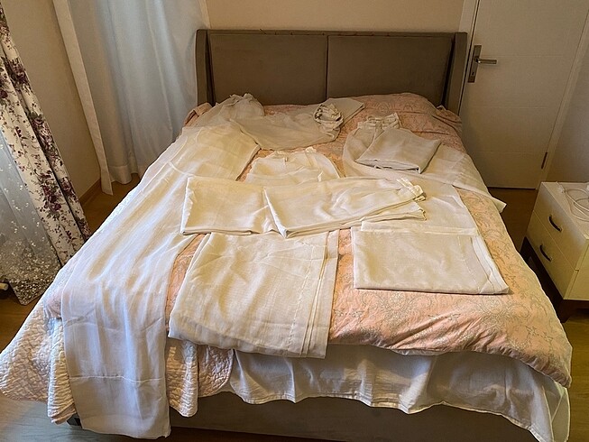 Beden beyaz Renk 6 adet tül 255cm boyunda, ufak tefek hata var tülde ama genel ol