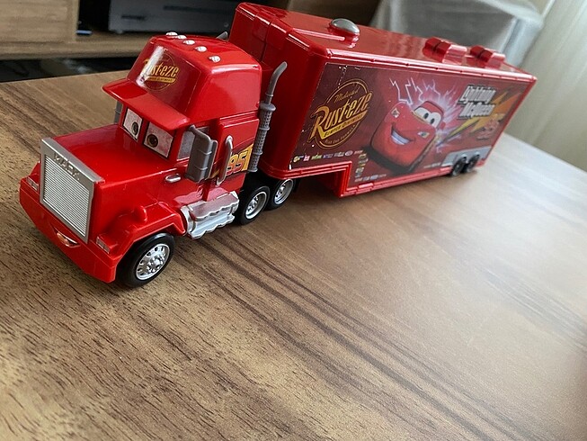mcqueen mack truck oyuncağı, tır dorsesi açılınca bir tarafı yık