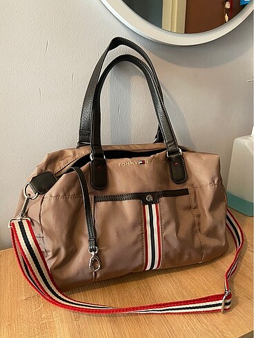 Tommy Hilfiger çanta.