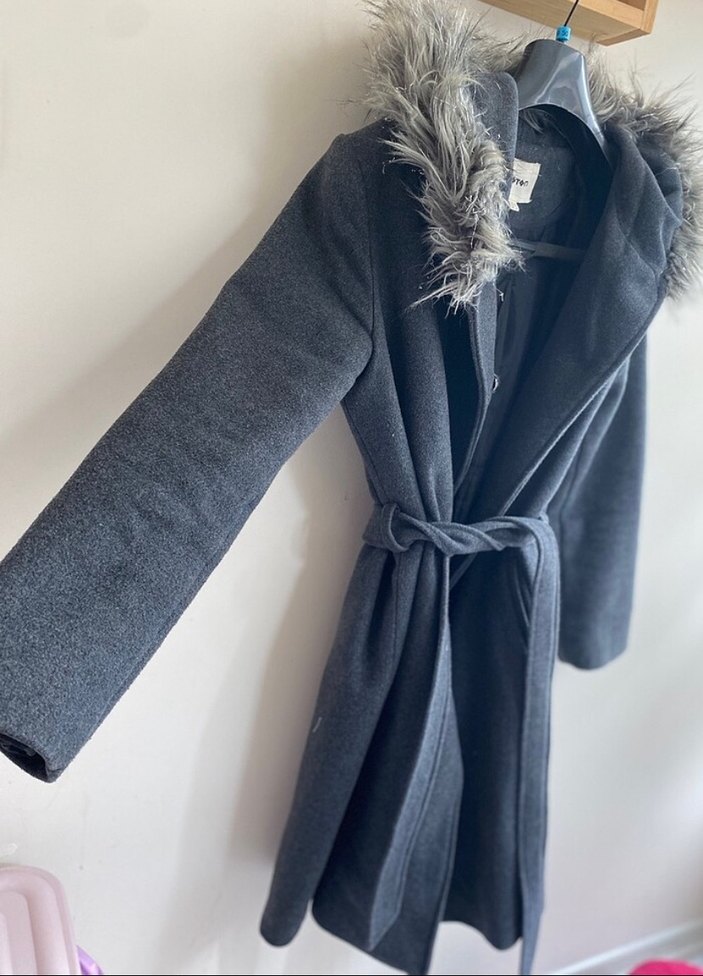 Koton marka Kürk Kapüşonlu Gri Kaban - Görsel 4