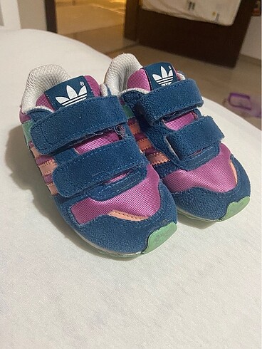 21 Beden çeşitli Renk Adidas ayakkabı