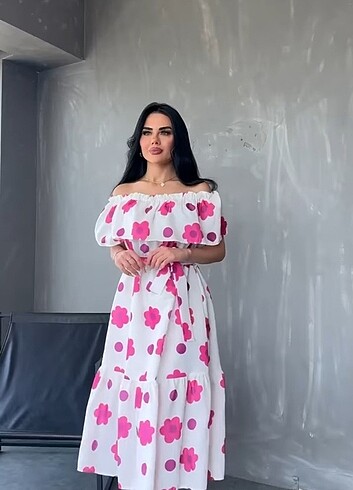 Beyaz, pembe çiçekli Madonna yaka midi boy elbise