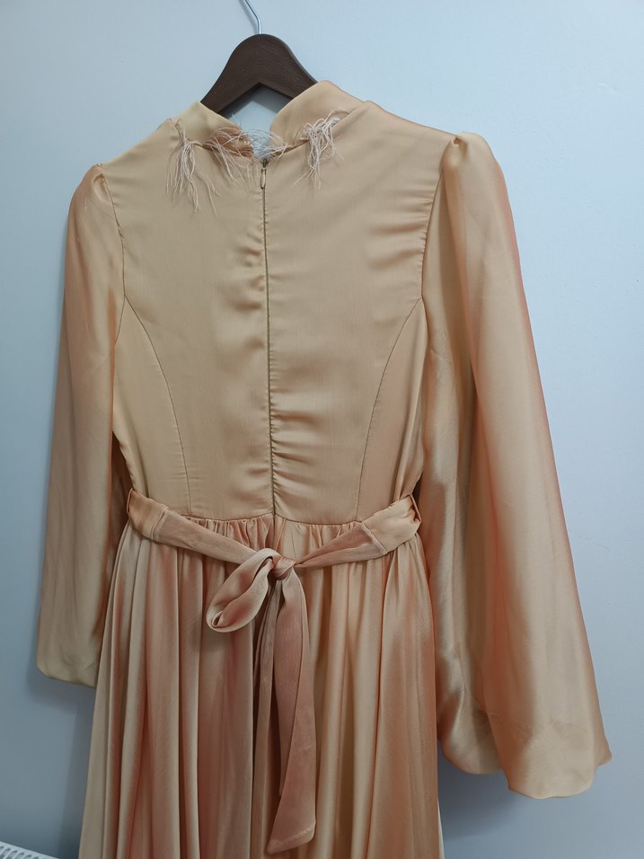 bisküvi rengi  Uzun Kollu Saten Abiye - Görsel 3