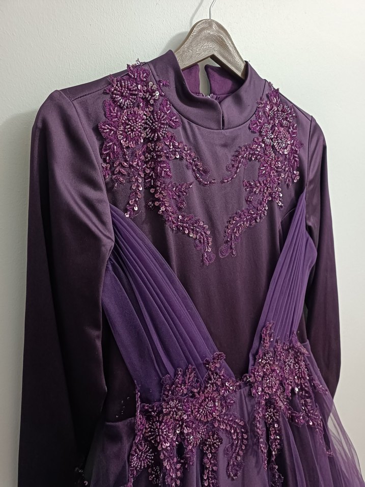 GAMZE ÖZKUL
Mor Uzun Kollu İşlemeli Kadın Abiye Elbise - Görsel 4