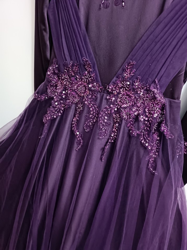 GAMZE ÖZKUL
Mor Uzun Kollu İşlemeli Kadın Abiye Elbise - Görsel 3