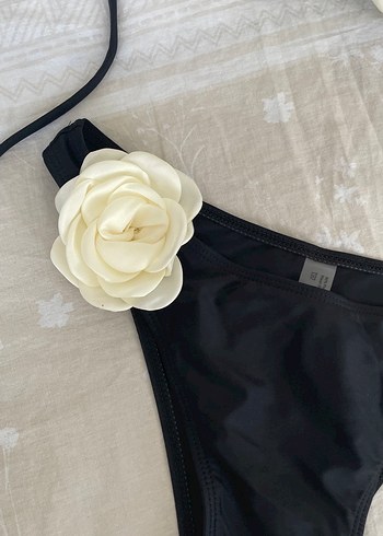 Penti Beyaz Çiçek Detaylı Siyah Bikini