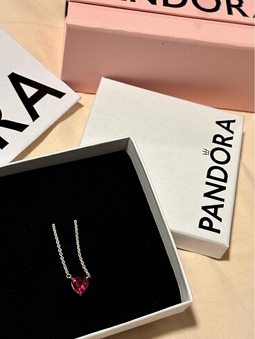 Pandora pandora ışıltılı kırmızı kalp kolye