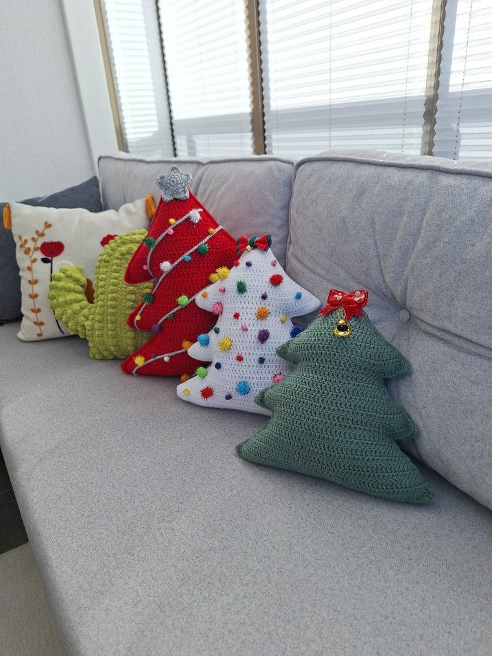 Renkli Ponponlu Kırmızı Yılbaşı Dekor Yastığı - Görsel 4