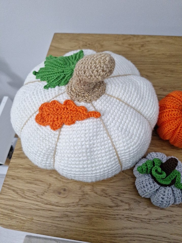 Beyaz, Gri ve Turuncu Örgü Kabak Dekorları - Görsel 2