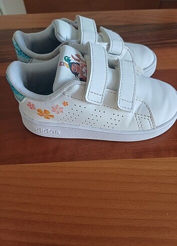 23 Beden orjinal adidas spor ayakkabı