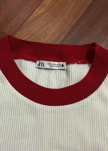 Zara Kırmızı Yakalı Beyaz Kadın Tişört