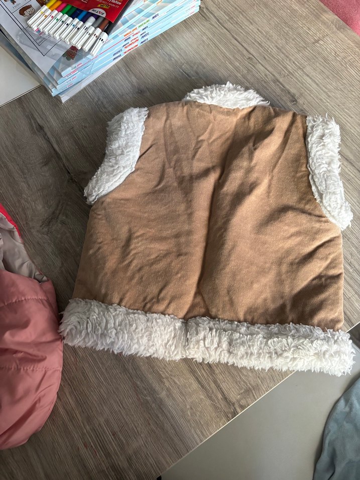 Kız Çocuk Kahverengi Kürklü Yelek - Görsel 3