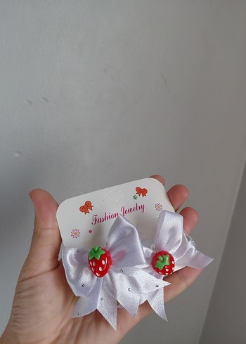 Beyaz Fiyonklu Çilek Detaylı Çocuk Toka - Görsel 2