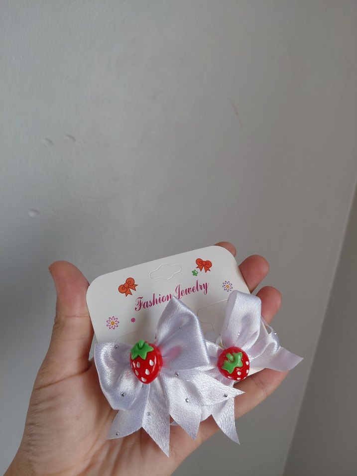 Beyaz Fiyonklu Çilek Detaylı Çocuk Toka - Görsel 2