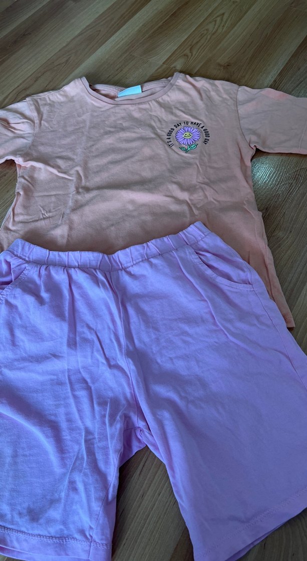 Kızlar İçin Pembe Pamuklu Şort ve Tişört Takımı - Görsel 3