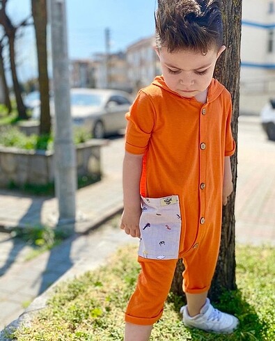 Turuncu salopet ve siyah beyaz salopet