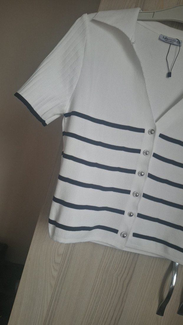 Düğmeli Beyaz Kısa Kollu Mini Kadın triko bluz - Görsel 2