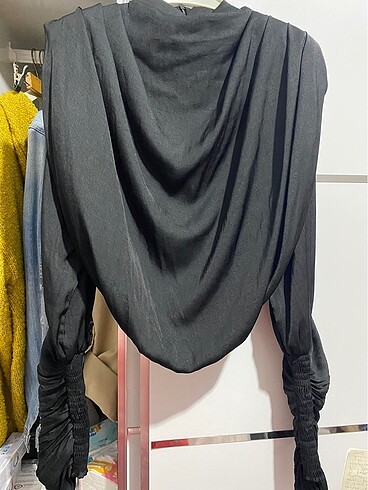 Vatkalı, dökümlü, kolları detaylı bluz