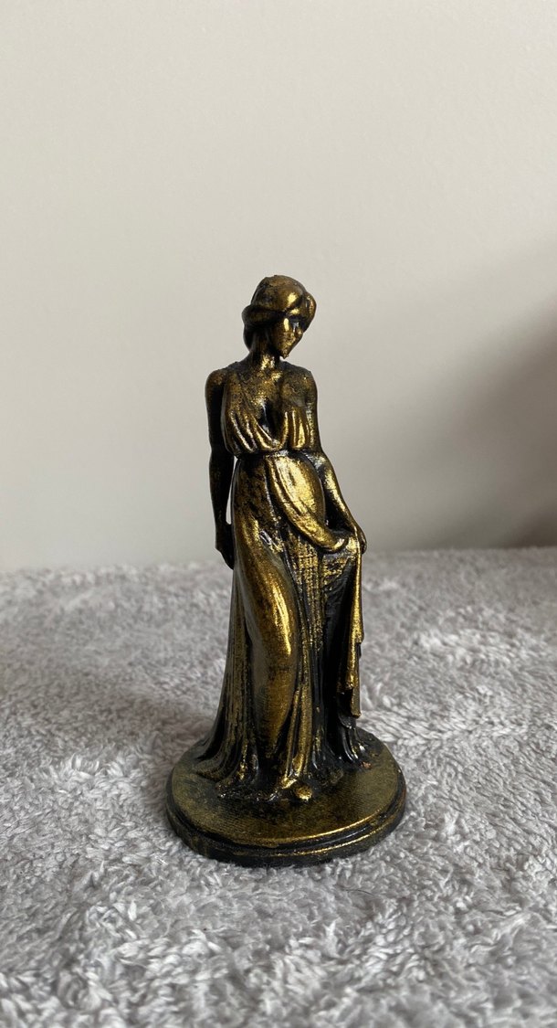 Parlak Altın Kadın Figürü - Görsel 4