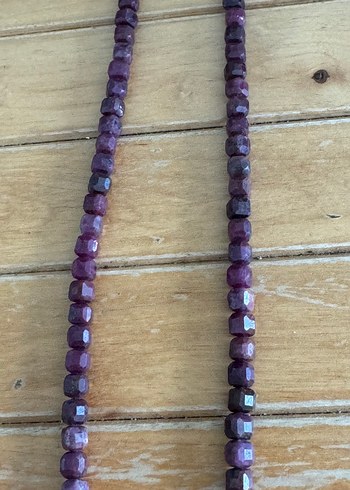 Beden bordo Renk Yakut taşlı küp kesim gümüş aparatlı kolye.. 45cm