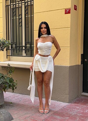Gül Detaylı Beyaz Alt-Üst Takım