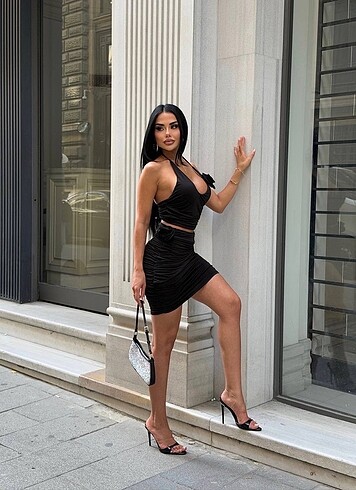 H&M Gül Detaylı Siyah Mini Elbise