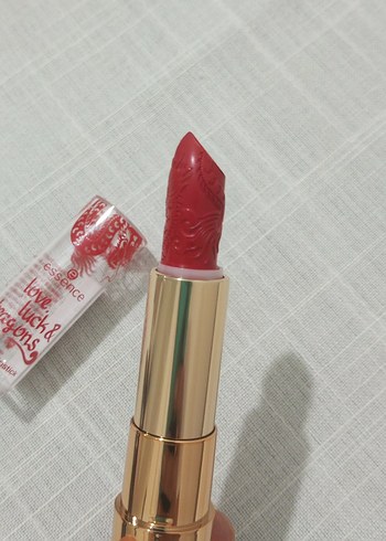Beden kırmızı Renk Essence Love, Luck & Dragons Krem Ruj
