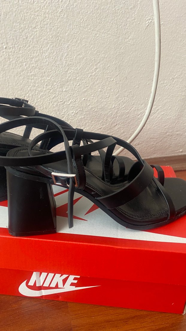 Parmak detaylı bantlı sandalet - Görsel 2