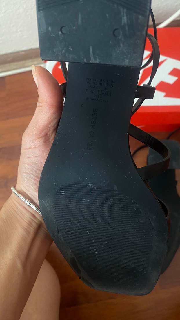 Parmak detaylı bantlı sandalet - Görsel 4