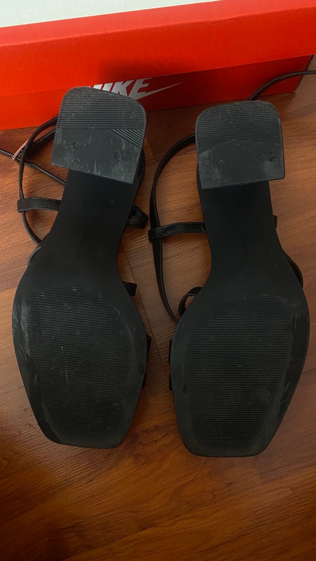 Parmak detaylı bantlı sandalet - Görsel 3