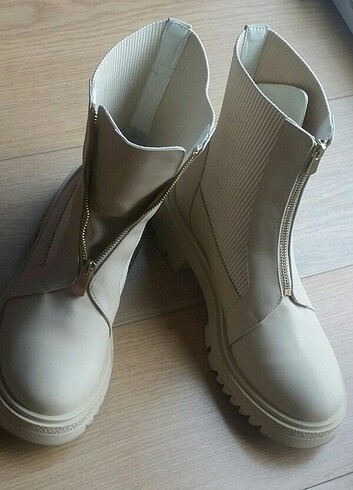 Deichmann Bot bayan