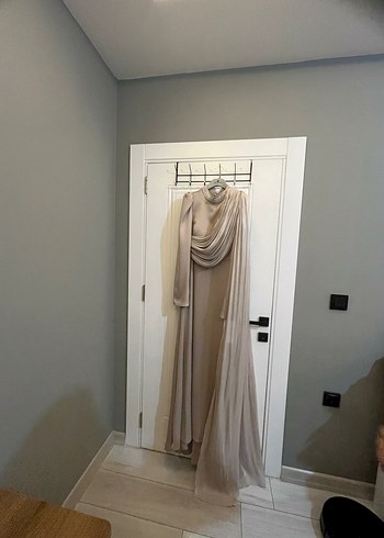 Uzun Beyaz Drapeli Yüksek Yakalı Abiye nişanlık ve kına elbise - Görsel 8