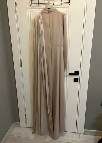 Uzun Beyaz Drapeli Yüksek Yakalı Abiye nişanlık ve kına elbise - Görsel 5