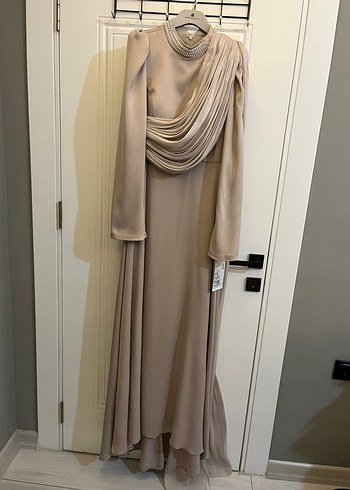 Uzun Beyaz Drapeli Yüksek Yakalı Abiye nişanlık ve kına elbise - Görsel 7