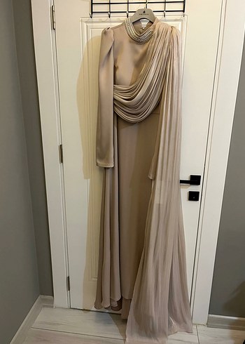 Uzun Beyaz Drapeli Yüksek Yakalı Abiye nişanlık ve kına elbise - Görsel 4