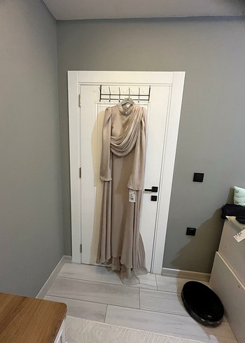 Uzun Beyaz Drapeli Yüksek Yakalı Abiye nişanlık ve kına elbise - Görsel 6