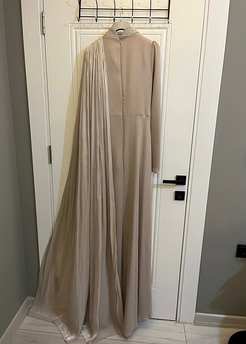 Uzun Beyaz Drapeli Yüksek Yakalı Abiye nişanlık ve kına elbise - Görsel 9