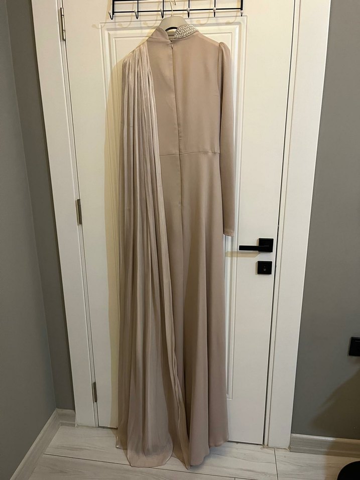 Uzun Beyaz Drapeli Yüksek Yakalı Abiye nişanlık ve kına elbise - Görsel 5