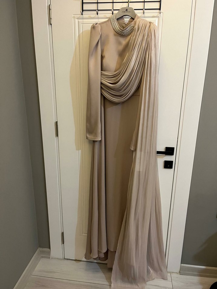 Uzun Beyaz Drapeli Yüksek Yakalı Abiye nişanlık ve kına elbise - Görsel 4