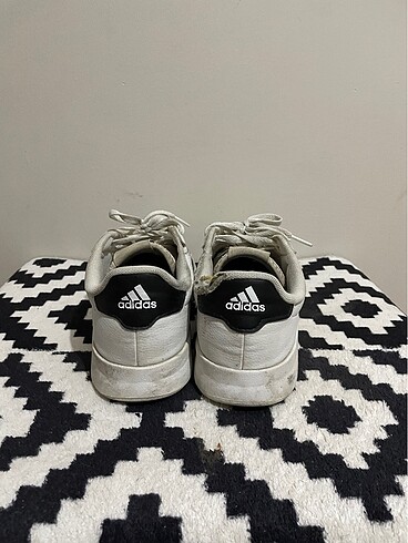 43 Beden beyaz Renk Orijinal Adidas ayakkabı